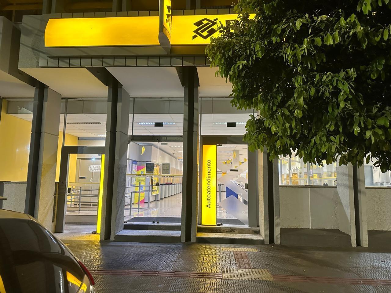 Fora de horário vira dor de cabeça: Clientes relatam dificuldade para depositar cheques no Banco do Brasil de Três Lagoas Fora de horário vira dor de cabeça: Clientes relatam dificuldade para depositar cheques no Banco do Brasil de Três Lagoas