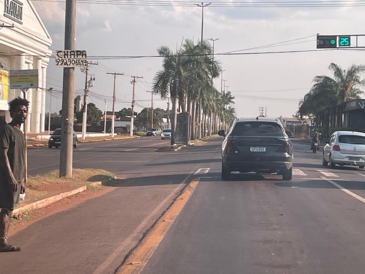 Enquanto muitos reclamavam da vida, ele luta: Com uma perna amputada, homem sobrevive de moedas e trocados em semáforo de Três Lagoas Enquanto muitos reclamavam da vida, ele luta: Com uma perna amputada, homem sobrevive de moedas e trocados em semáforo de Três Lagoas