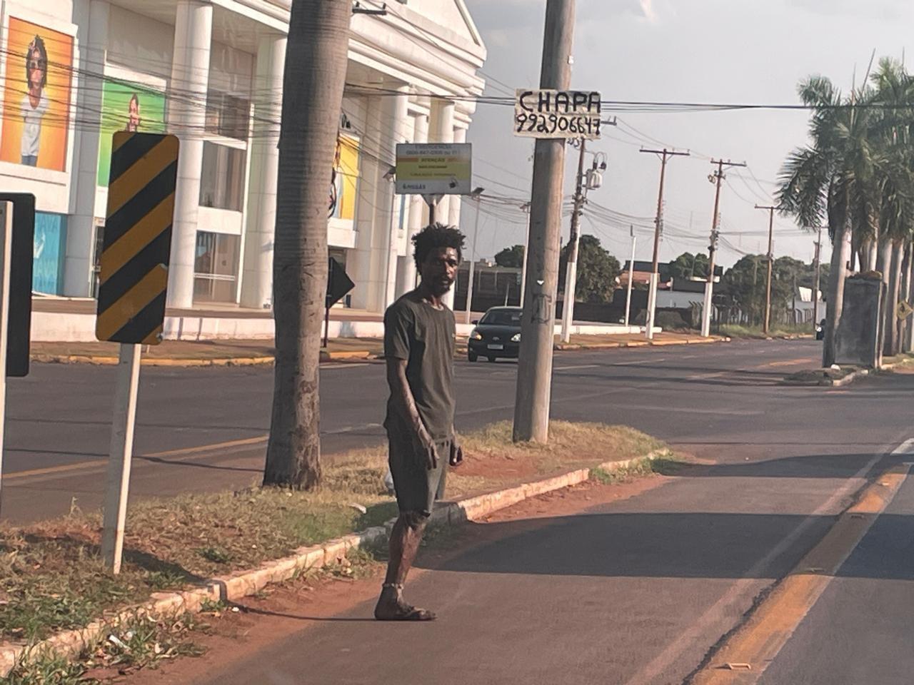 Enquanto muitos reclamavam da vida, ele luta: Com uma perna amputada, homem sobrevive de moedas e trocados em semáforo de Três Lagoas