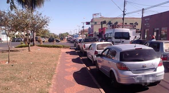 Quem se lembra? Passagem de trem que dividiu ao meio Três Lagoas ao fazer manobras: Motoristas esperarem na fila para chegarem em casa ou ao trabalho