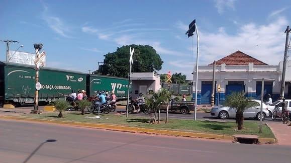 Quem se lembra? Passagem de trem que dividiu ao meio Três Lagoas ao fazer manobras: Motoristas esperavam na fila para chegarem em casa ou ao trabalho
