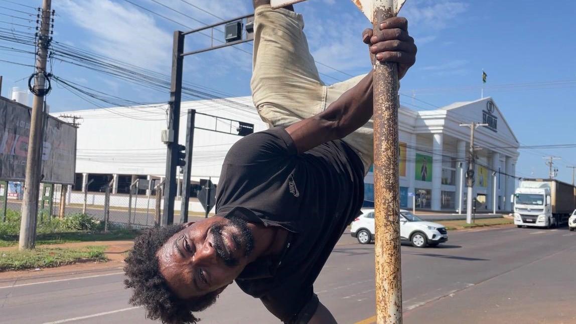 VEJA O VÍDEO: “Saci”já perdeu as contas de quantas passagens tem; não mandou alô pro Fantástico, mas fez acrobacia em placa de Três Lagoas VEJA O VÍDEO: “Saci”já perdeu as contas de quantas passagens tem; não mandou alô pro Fantástico, mas fez acrobacia em placa de Três Lagoas