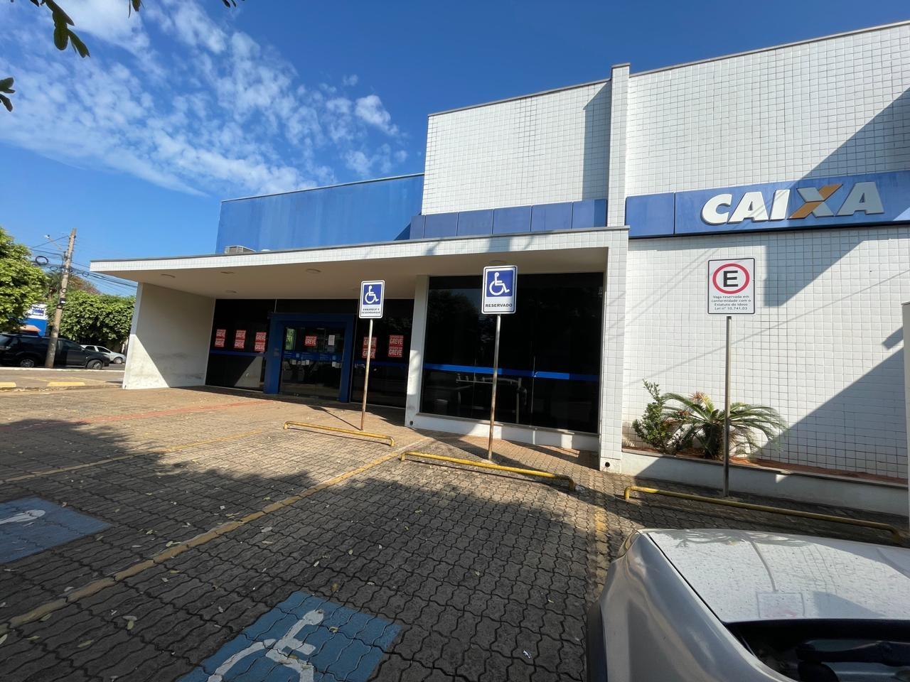 “Portas fechadas:Duas agências da Caixa em Três Lagoas seguem sem atendimento e greve continua sem previsão de término” “Portas fechadas:Duas agências da Caixa em Três Lagoas seguem sem atendimento e greve continua sem previsão de término”