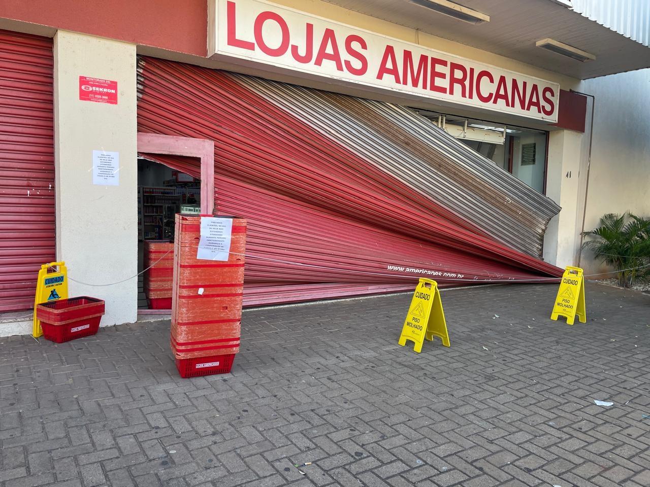 Lojas Americanas de porta fechada em Três Lagoas: Aviso na porta informa suspensão do atendimento por período indeterminado Lojas Americanas de porta fechada em Três Lagoas: Aviso na porta informa suspensão do atendimento por período indeterminado