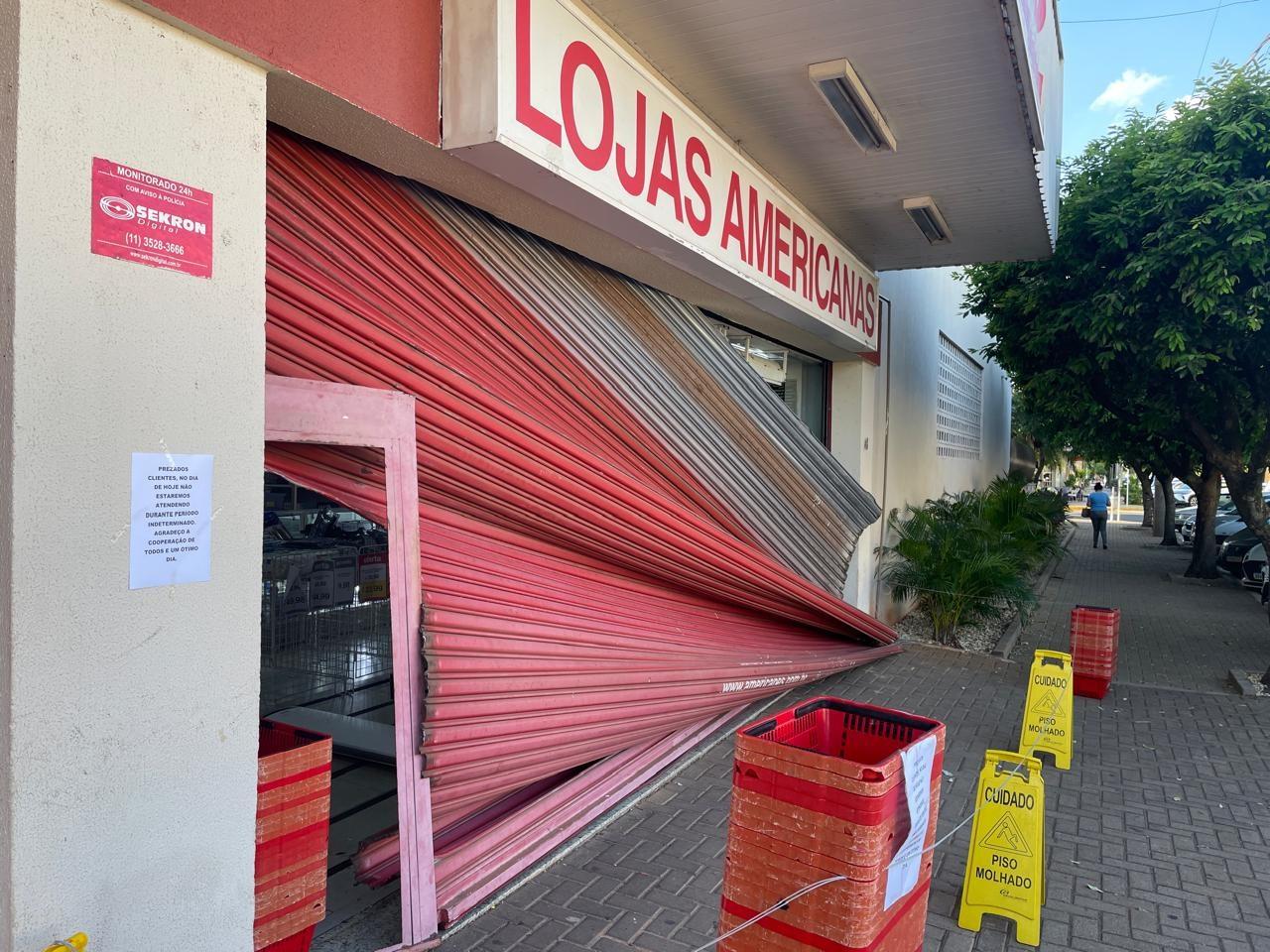 Lojas Americanas de porta fechada em Três Lagoas: Aviso na porta informa suspensão do atendimento por período indeterminado