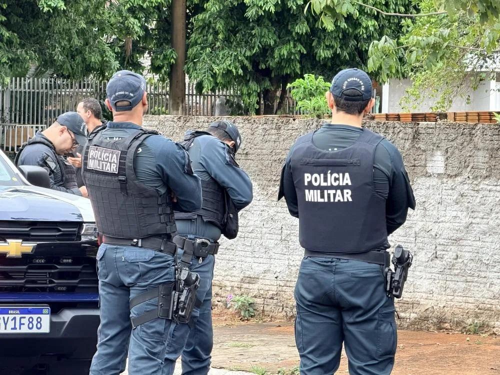 Homem atira contra policiais, invade casa e morre durante confronto