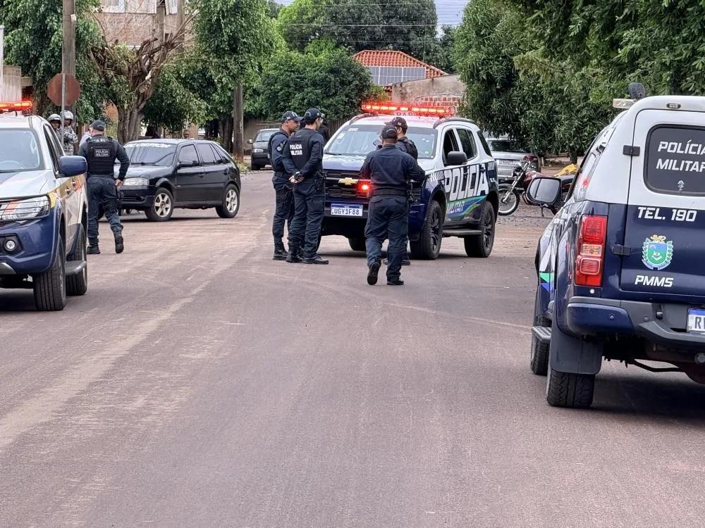 Homem atira contra policiais, invade casa e morre durante confronto Homem atira contra policiais, invade casa e morre durante confronto