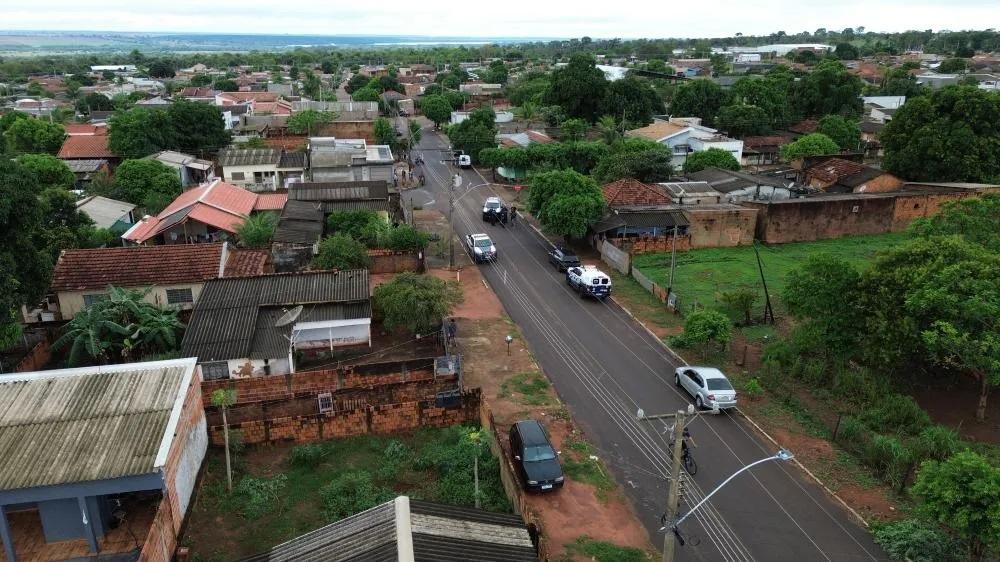 Homem atira contra policiais, invade casa e morre durante confronto Homem atira contra policiais, invade casa e morre durante confronto