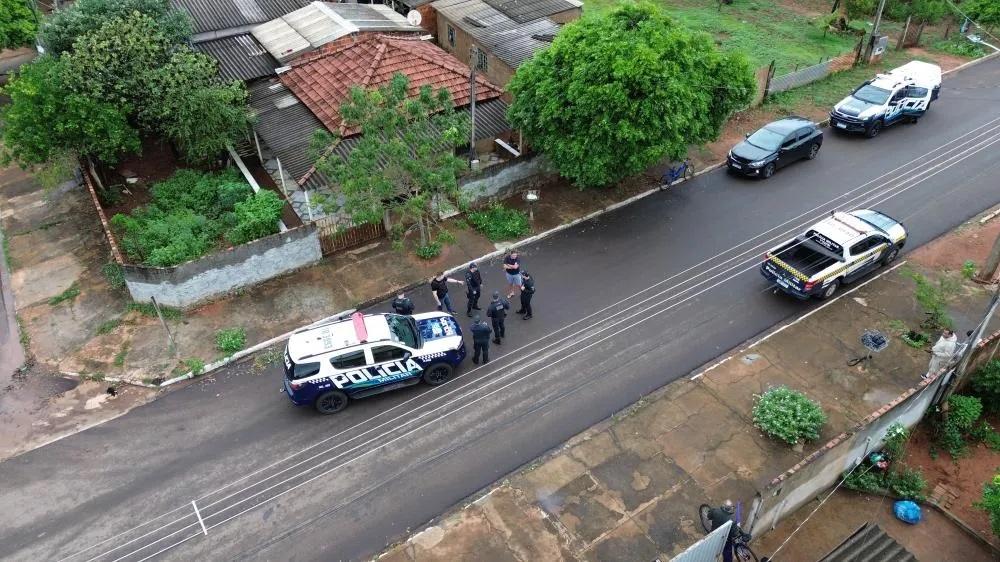 Homem atira contra policiais, invade casa e morre durante confronto Homem atira contra policiais, invade casa e morre durante confronto