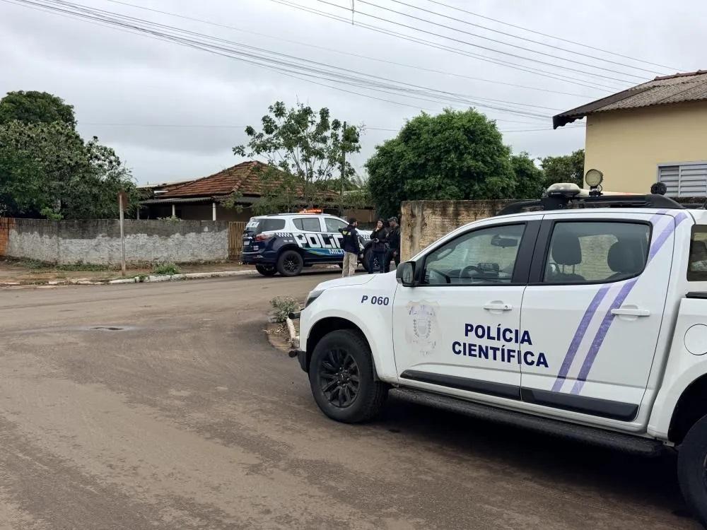 Homem atira contra policiais, invade casa e morre durante confronto Homem atira contra policiais, invade casa e morre durante confronto