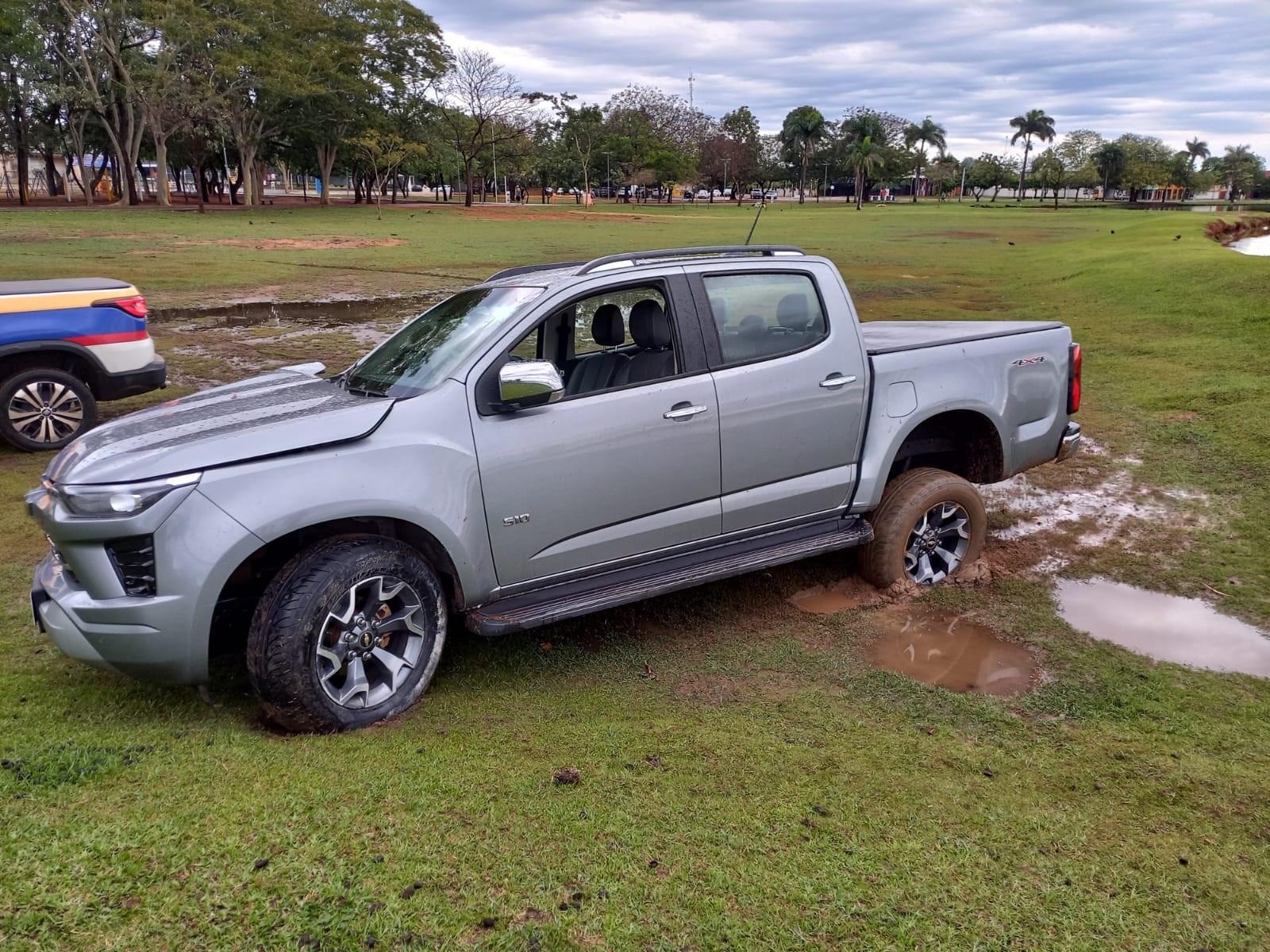 Polícia descobre que homem que bateu caminhonete de luxo na Lagoa Maior de Três Lagoas e atolou veículo veio a cidade para a “noite’ e voltou de táxi do seguro para sua cidade no interior paulista