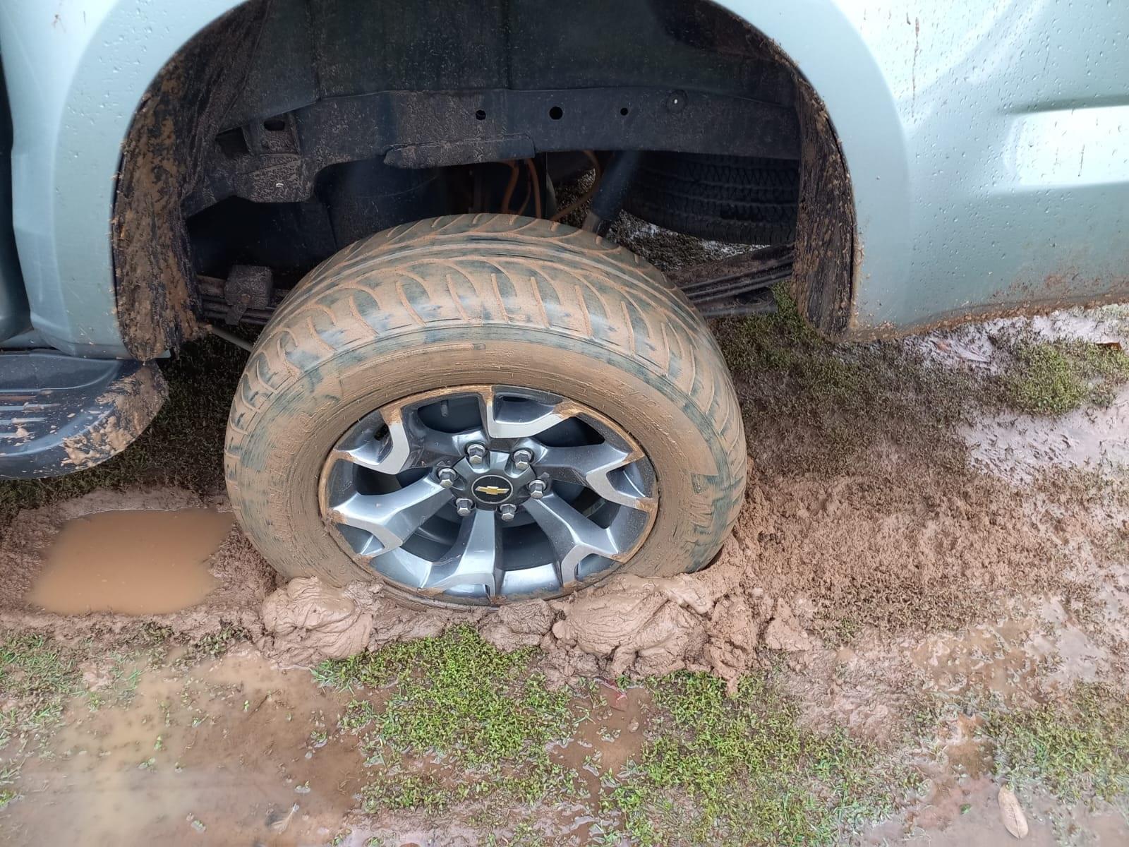 Polícia descobre que homem que bateu caminhonete de luxo na Lagoa Maior de Três Lagoas e atolou veículo veio a cidade para a “noite’ e voltou de táxi do seguro para sua cidade no interior paulista Polícia descobre que homem que bateu caminhonete de luxo na Lagoa Maior de Três Lagoas e atolou veículo veio a cidade para a “noite’ e voltou de táxi do seguro para sua cidade no interior paulista