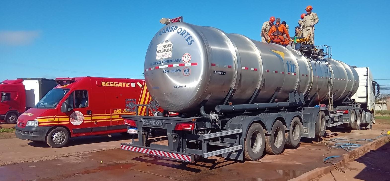 Trabalhador cai dentro de tanque de carreta durante lavagem e bombeiros realizam resgate em Três Lagoas