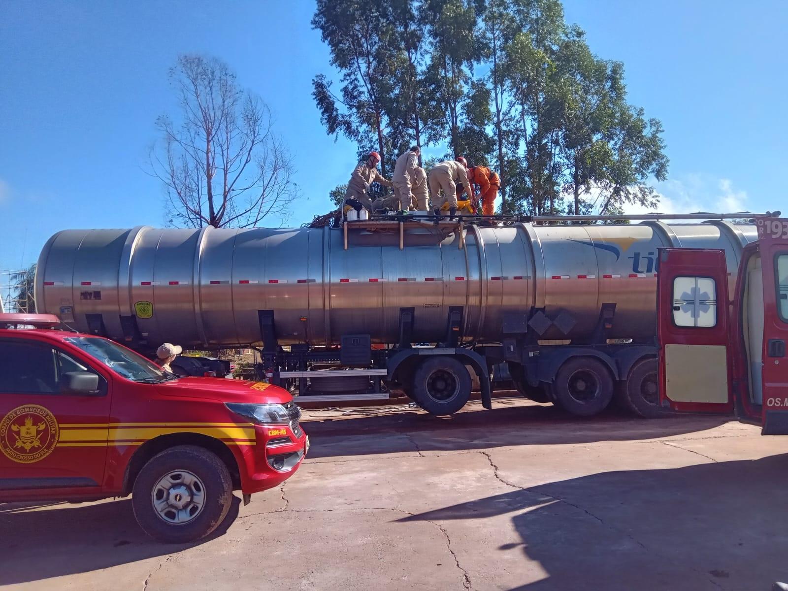 Trabalhador cai dentro de tanque de carreta durante lavagem e bombeiros realizam resgate em Três Lagoas