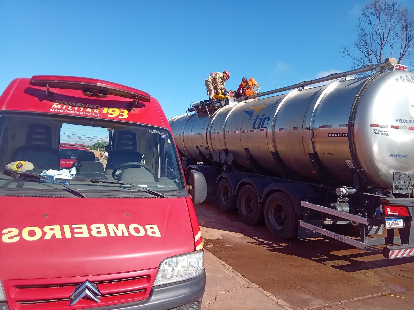 Trabalhador cai dentro de tanque de carreta durante lavagem e bombeiros realizam resgate em Três Lagoas