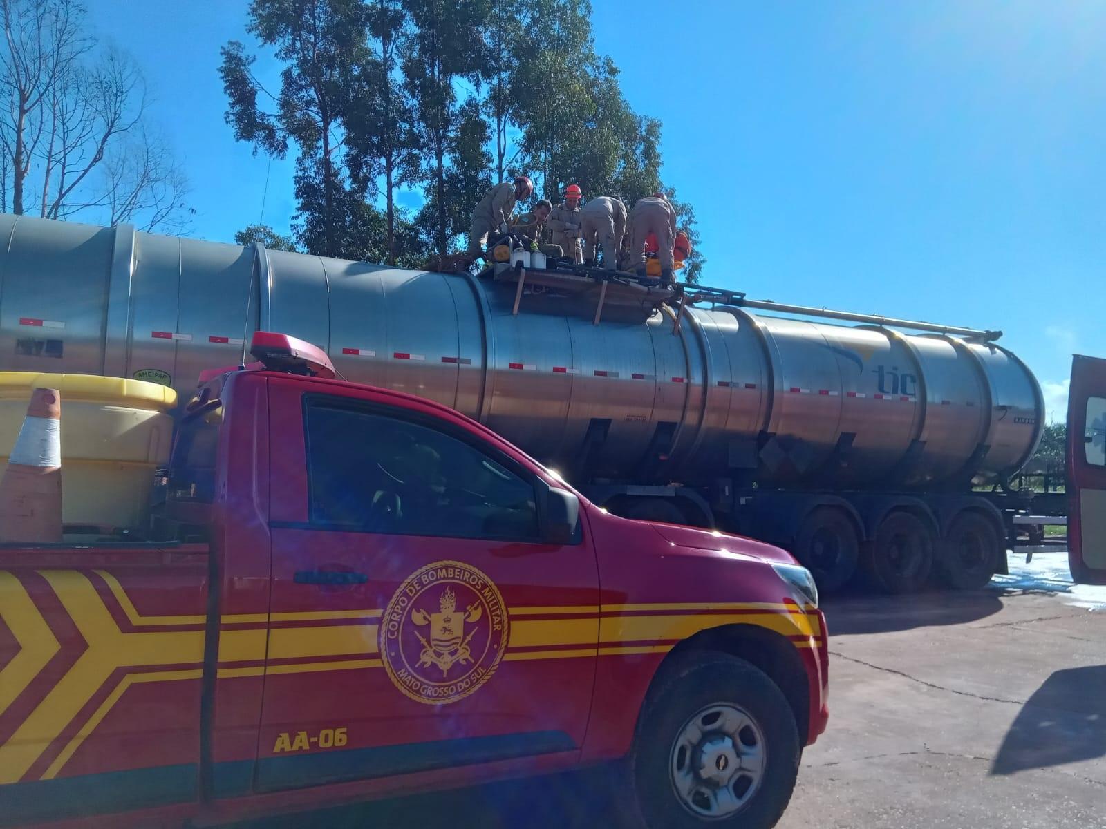 Trabalhador cai dentro de tanque de carreta durante lavagem e bombeiros realizam resgate em Três Lagoas