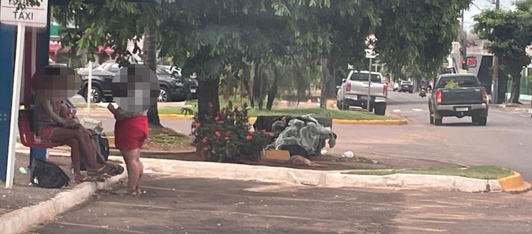 Andarilhos mudam de local e agora passam a ocupar ponto de ônibus e bancos na frente do “Mercadão” de Três Lagoas causando medo na região Andarilhos mudam de local e agora passam a ocupar ponto de ônibus e bancos na frente do “Mercadão” de Três Lagoas causando medo na região