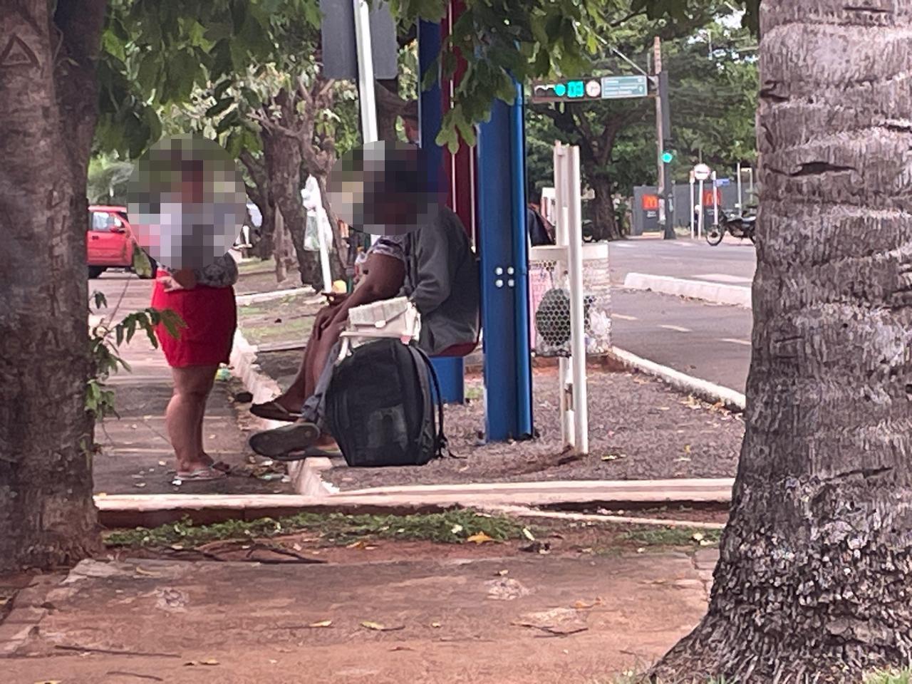 Andarilhos mudam de local e agora passam a ocupar ponto de ônibus e bancos na frente do “Mercadão” de Três Lagoas causando medo na região Andarilhos mudam de local e agora passam a ocupar ponto de ônibus e bancos na frente do “Mercadão” de Três Lagoas causando medo na região
