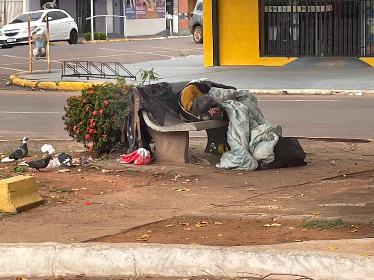 Andarilhos mudam de local e agora passam a ocupar ponto de ônibus e bancos na frente do “Mercadão” de Três Lagoas causando medo na região Andarilhos mudam de local e agora passam a ocupar ponto de ônibus e bancos na frente do “Mercadão” de Três Lagoas causando medo na região