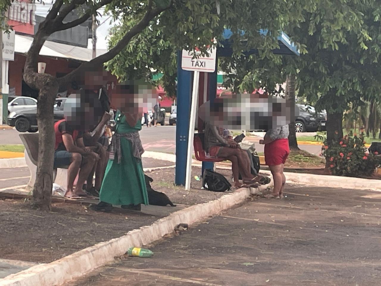 Andarilhos mudam de local e agora passam a ocupar ponto de ônibus e bancos na frente do “Mercadão” de Três Lagoas causando medo na região Andarilhos mudam de local e agora passam a ocupar ponto de ônibus e bancos na frente do “Mercadão” de Três Lagoas causando medo na região