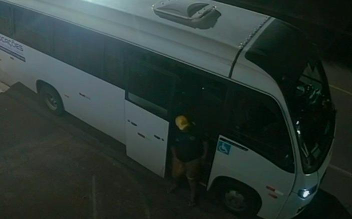 VEJA O VÍDEO: Homem para micro-ônibus no bairro Vila Nova e se masturba por quase 7 minutos para menor de 15 anos em Três Lagoas; faça sua denúncia para identificar o veículo e o homem VEJA O VÍDEO: Homem para micro-ônibus no bairro Vila Nova e se masturba por quase 7 minutos para menor de 15 anos em Três Lagoas; faça sua denúncia para identificar o veículo e o homem