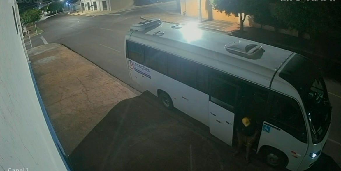 VEJA O VÍDEO: Homem para micro-ônibus no bairro Vila Nova e se masturba por quase 7 minutos para menor de 15 anos em Três Lagoas; faça sua denúncia para identificar o veículo e o homem VEJA O VÍDEO: Homem para micro-ônibus no bairro Vila Nova e se masturba por quase 7 minutos para menor de 15 anos em Três Lagoas; faça sua denúncia para identificar o veículo e o homem