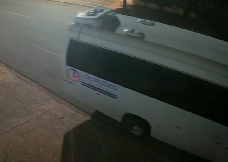 VEJA O VÍDEO: Homem para micro-ônibus no bairro Vila Nova e se masturba por quase 7 minutos para menor de 15 anos em Três Lagoas; faça sua denúncia para identificar o veículo e o homem VEJA O VÍDEO: Homem para micro-ônibus no bairro Vila Nova e se masturba por quase 7 minutos para menor de 15 anos em Três Lagoas; faça sua denúncia para identificar o veículo e o homem