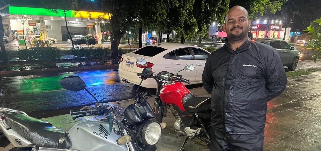 Enquanto você descansa, eles estão nas ruas: Chuva, trânsito e coragem fazem parte da rotina dos motoentregadores 
