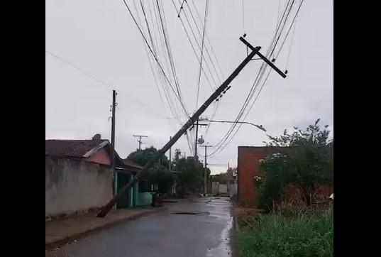 Poste quase cai durante fortes ventos e chuva que atingiu Três Lagoas