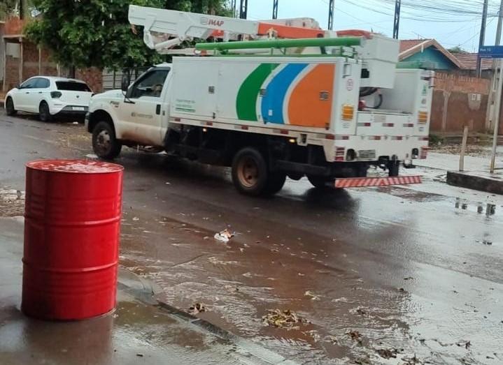 Poste quase cai durante fortes ventos e chuva que atingiu Três Lagoas Poste quase cai durante fortes ventos e chuva que atingiu Três Lagoas