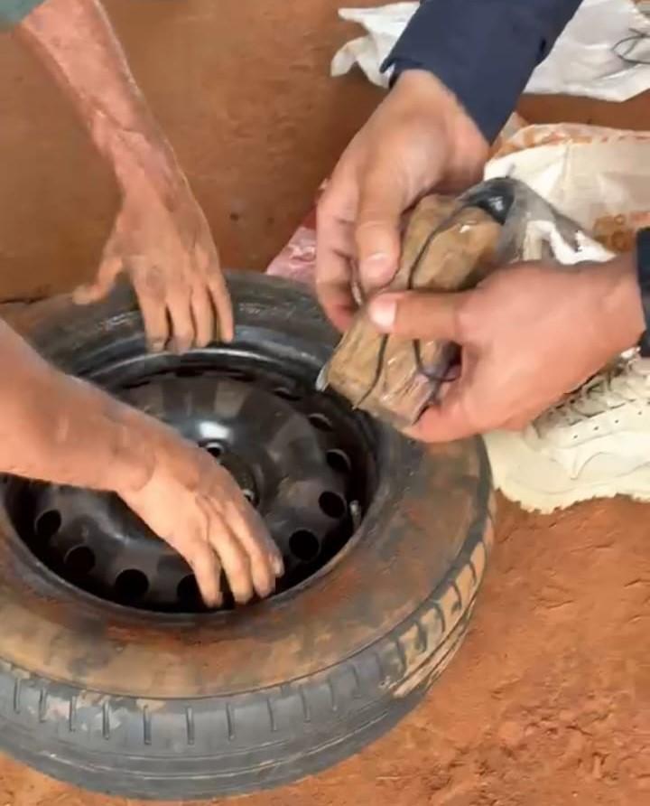 “Não vão achar”...Polícia desmonta estepe de carro e encontra mais de um quilo de cocaína em Três Lagoas “Não vão achar”...Polícia desmonta estepe de carro e encontra mais de um quilo de cocaína em Três Lagoas