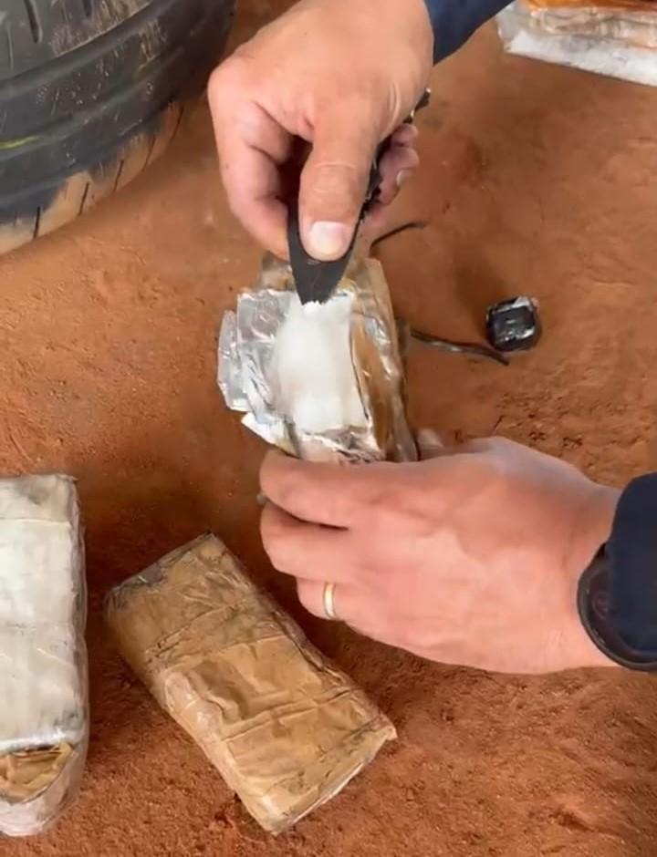 “Não vão achar”...Polícia desmonta estepe de carro e encontra mais de um quilo de cocaína em Três Lagoas “Não vão achar”...Polícia desmonta estepe de carro e encontra mais de um quilo de cocaína em Três Lagoas