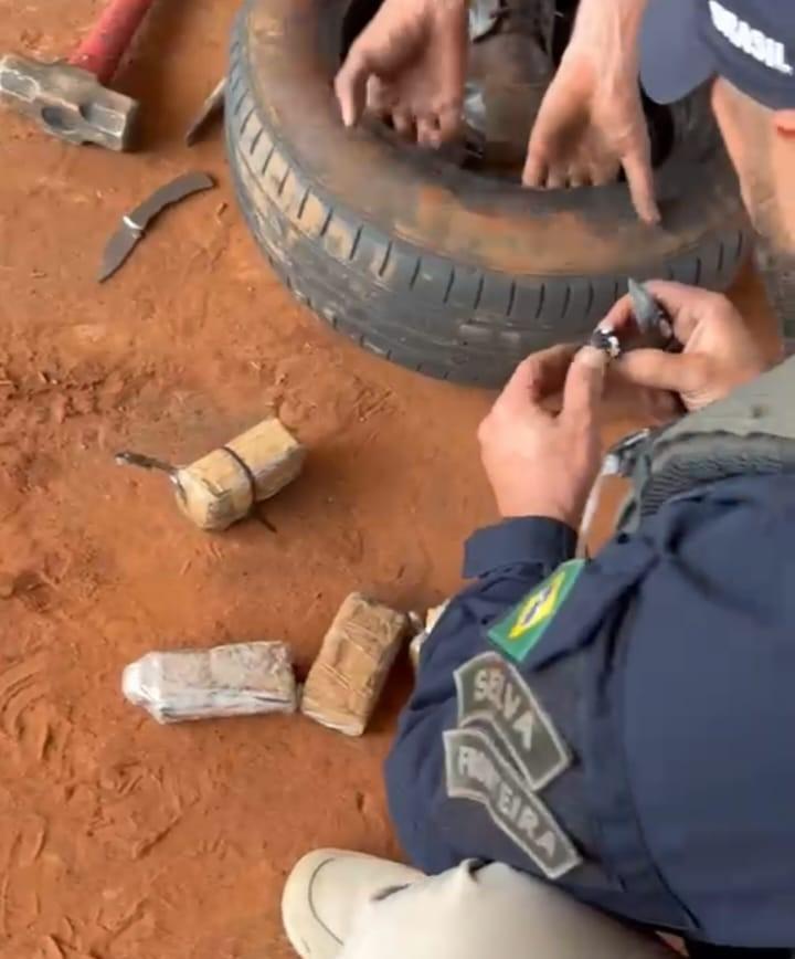 “Não vão achar”...Polícia desmonta estepe de carro e encontra mais de um quilo de cocaína em Três Lagoas “Não vão achar”...Polícia desmonta estepe de carro e encontra mais de um quilo de cocaína em Três Lagoas