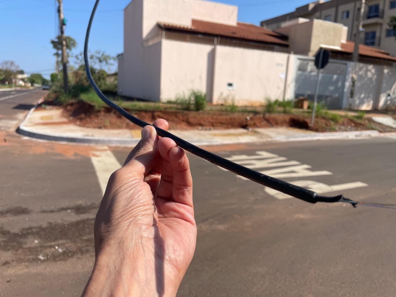 Enquanto os vereadores de Três Lagoas se preocupam em fazer homenagens, fios soltos continuam causando risco de morte e nada é feito Enquanto os vereadores de Três Lagoas se preocupam em fazer homenagens, fios soltos continuam causando risco de morte e nada é feito