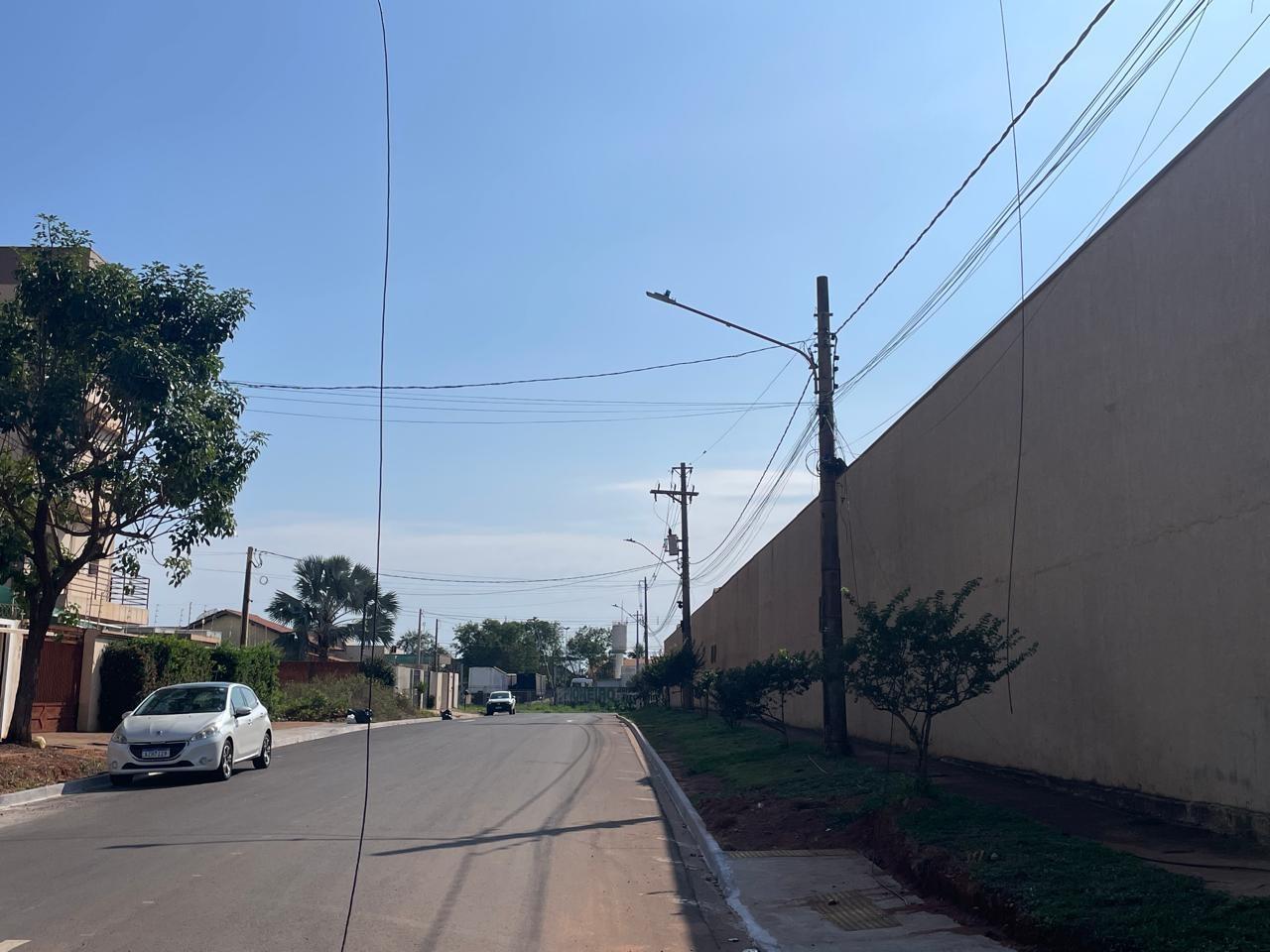 Enquanto os vereadores de Três Lagoas se preocupam em fazer homenagens, fios soltos continuam causando risco de morte e nada é feito Enquanto os vereadores de Três Lagoas se preocupam em fazer homenagens, fios soltos continuam causando risco de morte e nada é feito