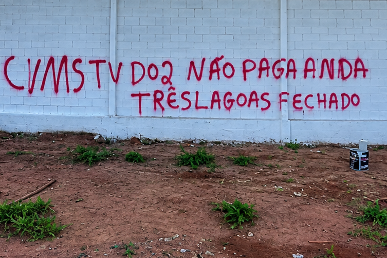 “Sobrou pra mim”: Pintor de Três Lagoas cobre pichação atribuída a facção e vídeo viraliza na internet “Sobrou pra mim”: Pintor de Três Lagoas cobre pichação atribuída a facção e vídeo viraliza na internet