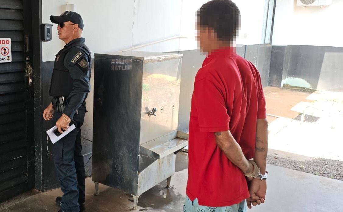 Velho conhecido da polícia, vulgo “Onça” tenta dar o pinote mas acaba preso em Três Lagoas Velho conhecido da polícia, vulgo “Onça” tenta dar o pinote mas acaba preso em Três Lagoas