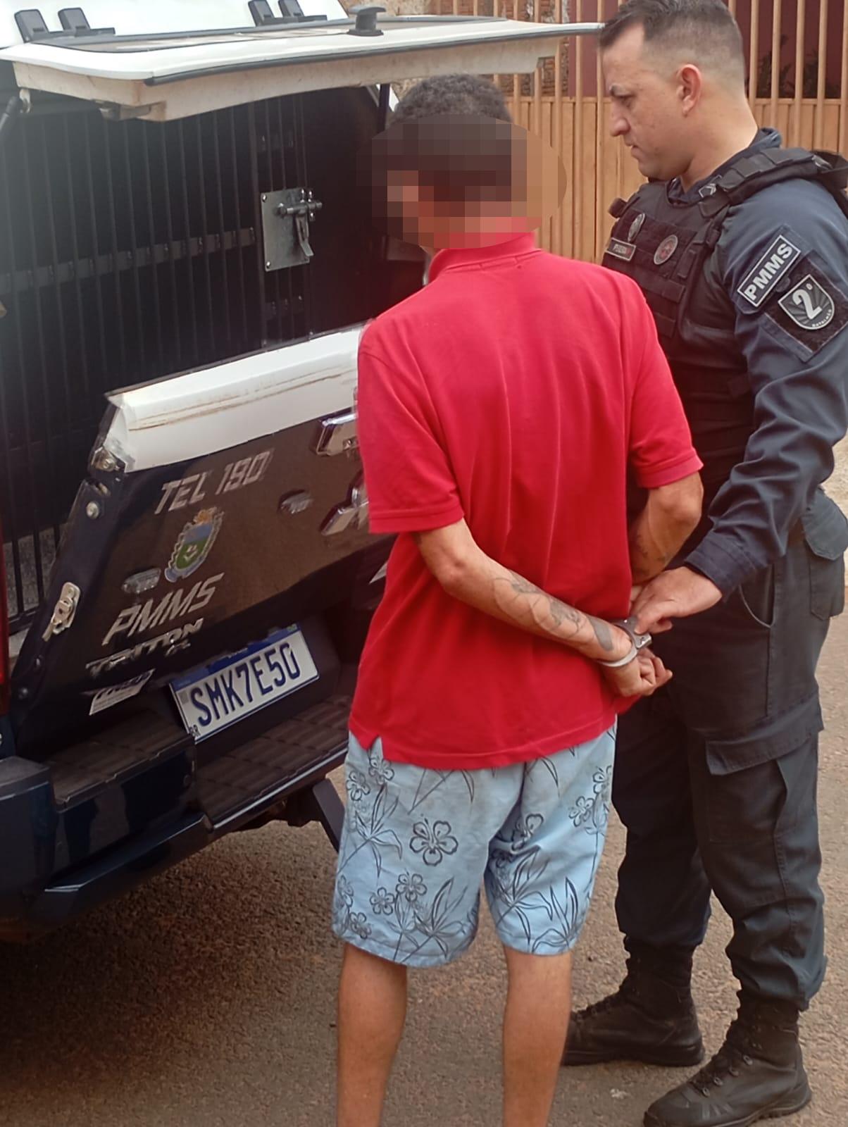 Velho conhecido da polícia, vulgo “Onça” tenta dar o pinote mas acaba preso em Três Lagoas Velho conhecido da polícia, vulgo “Onça” tenta dar o pinote mas acaba preso em Três Lagoas