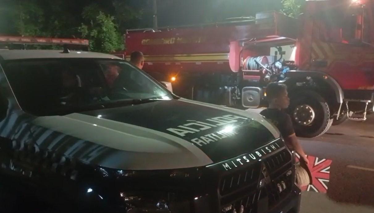Em Três Lagoas, mulher alega traição, retira R$ 10 mil da conta do ex, “tora” cartão de crédito, quebra carro e ateia fogo em residência Em Três Lagoas, mulher alega traição, retira R$ 10 mil da conta do ex, “tora” cartão de crédito, quebra carro e ateia fogo em residência