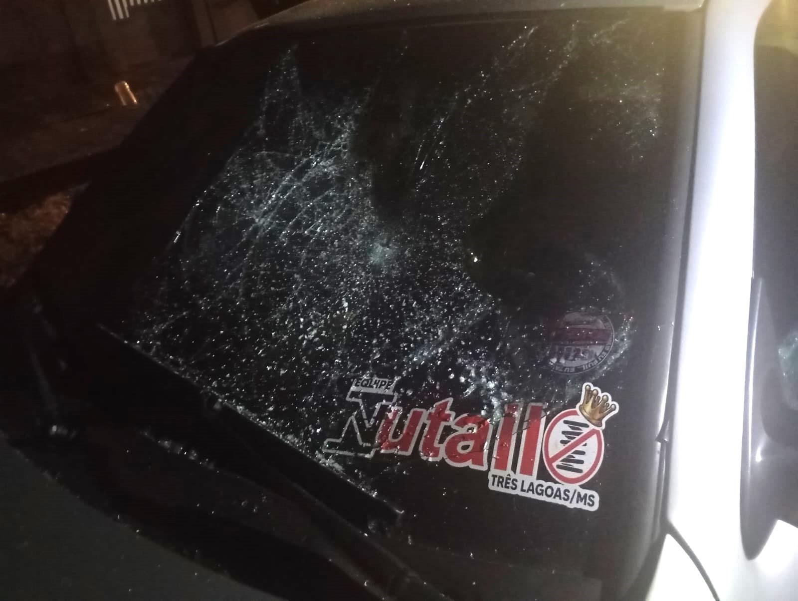 Em Três Lagoas, mulher alega traição, retira R$ 10 mil da conta do ex, “tora” cartão de crédito, quebra carro e ateia fogo em residência Em Três Lagoas, mulher alega traição, retira R$ 10 mil da conta do ex, “tora” cartão de crédito, quebra carro e ateia fogo em residência