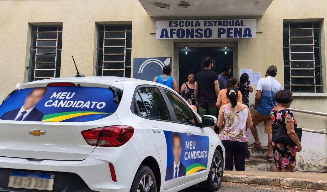Posso votar com camiseta do meu candidato e parar o carro adesivado na porta da escola? Veja o que diz o TSE