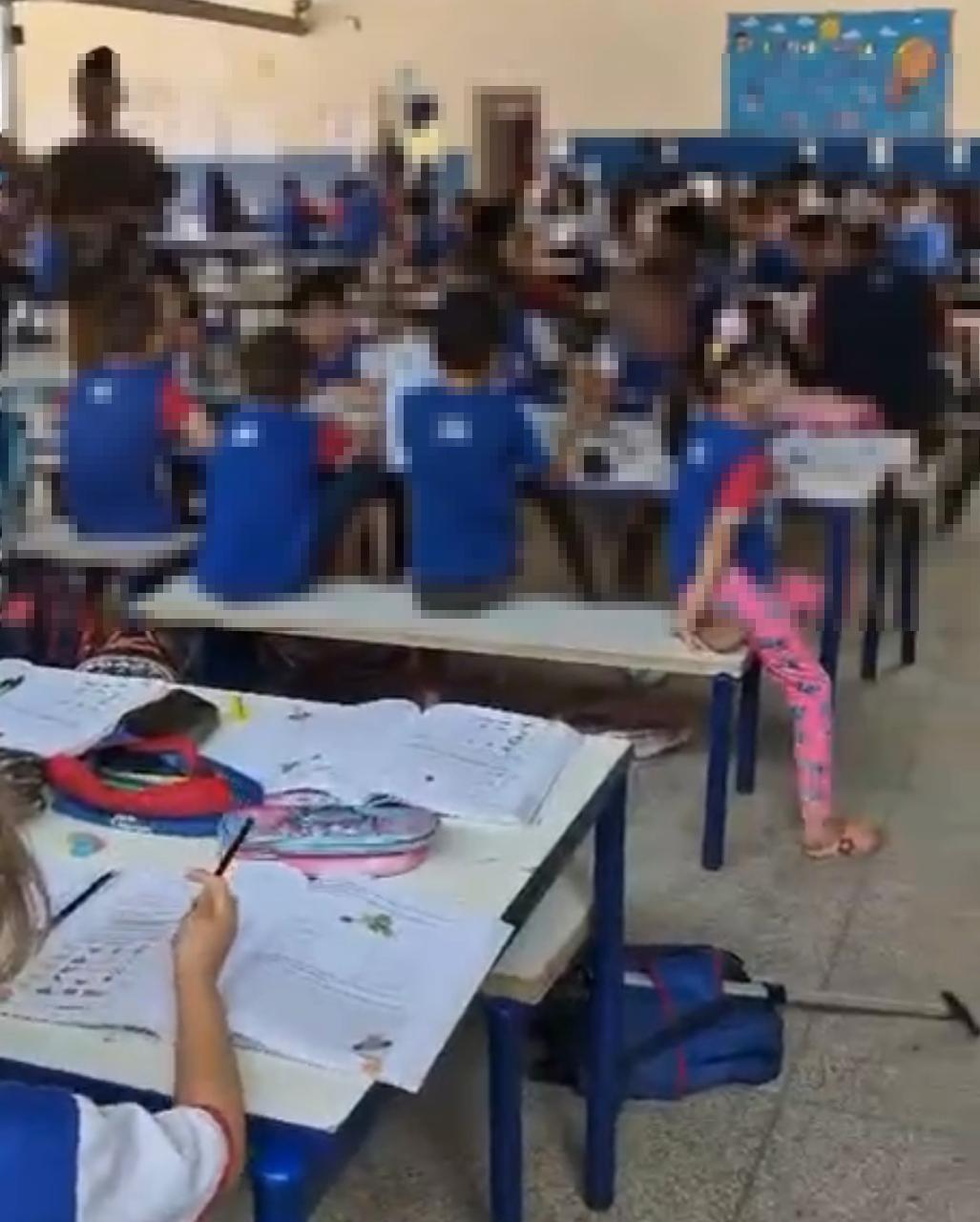 Que vergonha, prefeito: Denúncia aponta alunos tendo aulas em corredores e cantina de escola municipal de Três Lagoas Que vergonha, prefeito: Denúncia aponta alunos tendo aulas em corredores e cantina de escola municipal de Três Lagoas