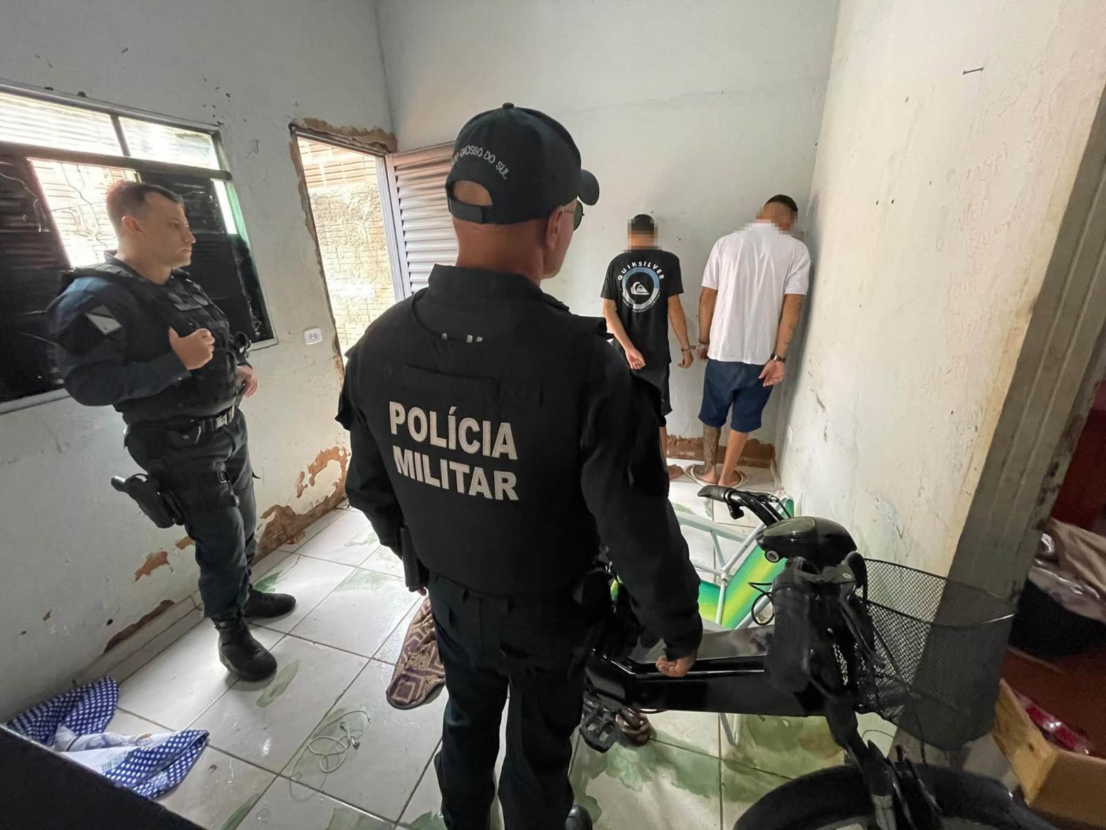 VEJA O VÍDEO: Algema erótica, brinquedo de sex shop e drogas são encontrados em ocorrência inusitada em Três Lagoas; bicicleta elétrica furtada também foi recuperada VEJA O VÍDEO: Algema erótica, brinquedo de sex shop e drogas são encontrados em ocorrência inusitada em Três Lagoas; bicicleta elétrica furtada também foi recuperada