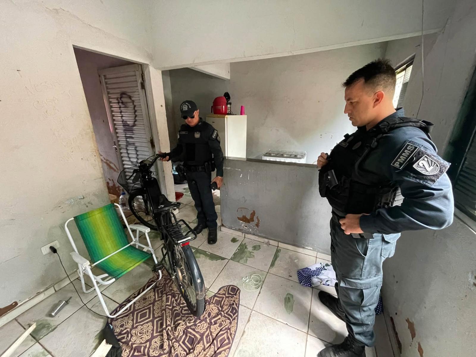 VEJA O VÍDEO: Algema erótica, brinquedo de sex shop e drogas são encontrados em ocorrência inusitada em Três Lagoas; bicicleta elétrica furtada também foi recuperada VEJA O VÍDEO: Algema erótica, brinquedo de sex shop e drogas são encontrados em ocorrência inusitada em Três Lagoas; bicicleta elétrica furtada também foi recuperada