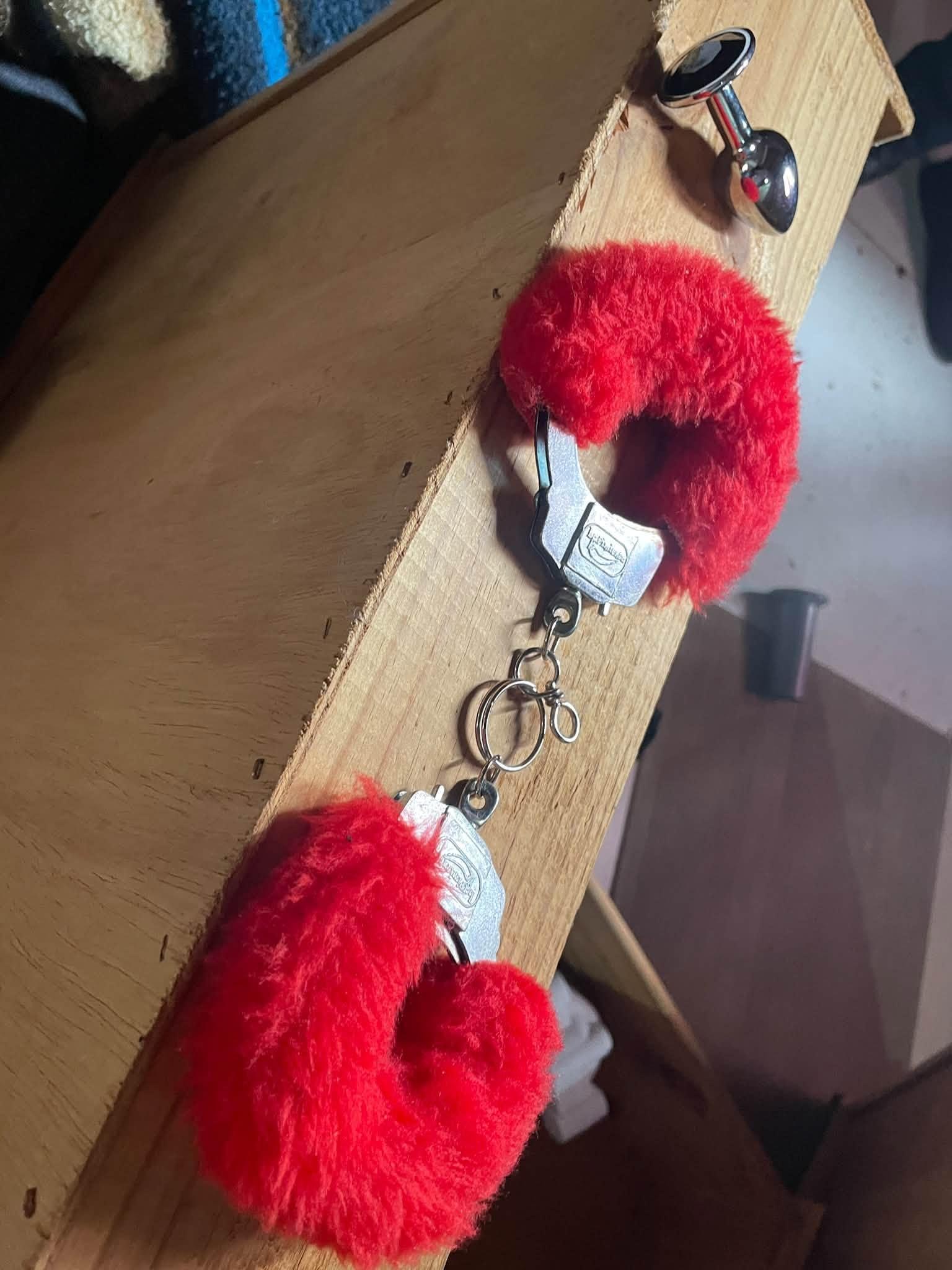 VEJA O VÍDEO: Algema erótica, brinquedo de sex shop e drogas são encontrados em ocorrência inusitada em Três Lagoas; bicicleta elétrica furtada também foi recuperada VEJA O VÍDEO: Algema erótica, brinquedo de sex shop e drogas são encontrados em ocorrência inusitada em Três Lagoas; bicicleta elétrica furtada também foi recuperada