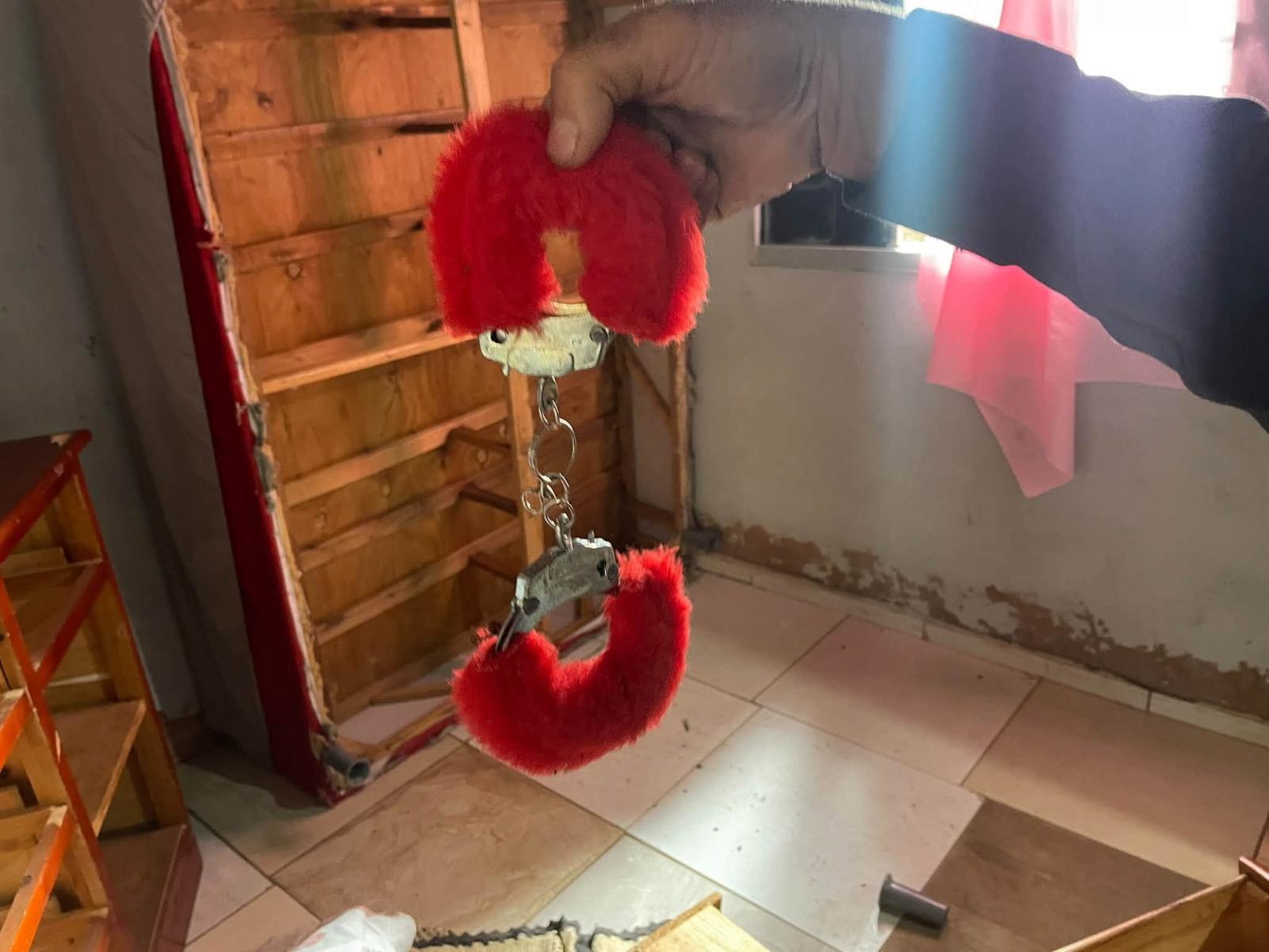 VEJA O VÍDEO: Algema erótica, brinquedo de sex shop e drogas são encontrados em ocorrência inusitada em Três Lagoas; bicicleta elétrica furtada também foi recuperada VEJA O VÍDEO: Algema erótica, brinquedo de sex shop e drogas são encontrados em ocorrência inusitada em Três Lagoas; bicicleta elétrica furtada também foi recuperada