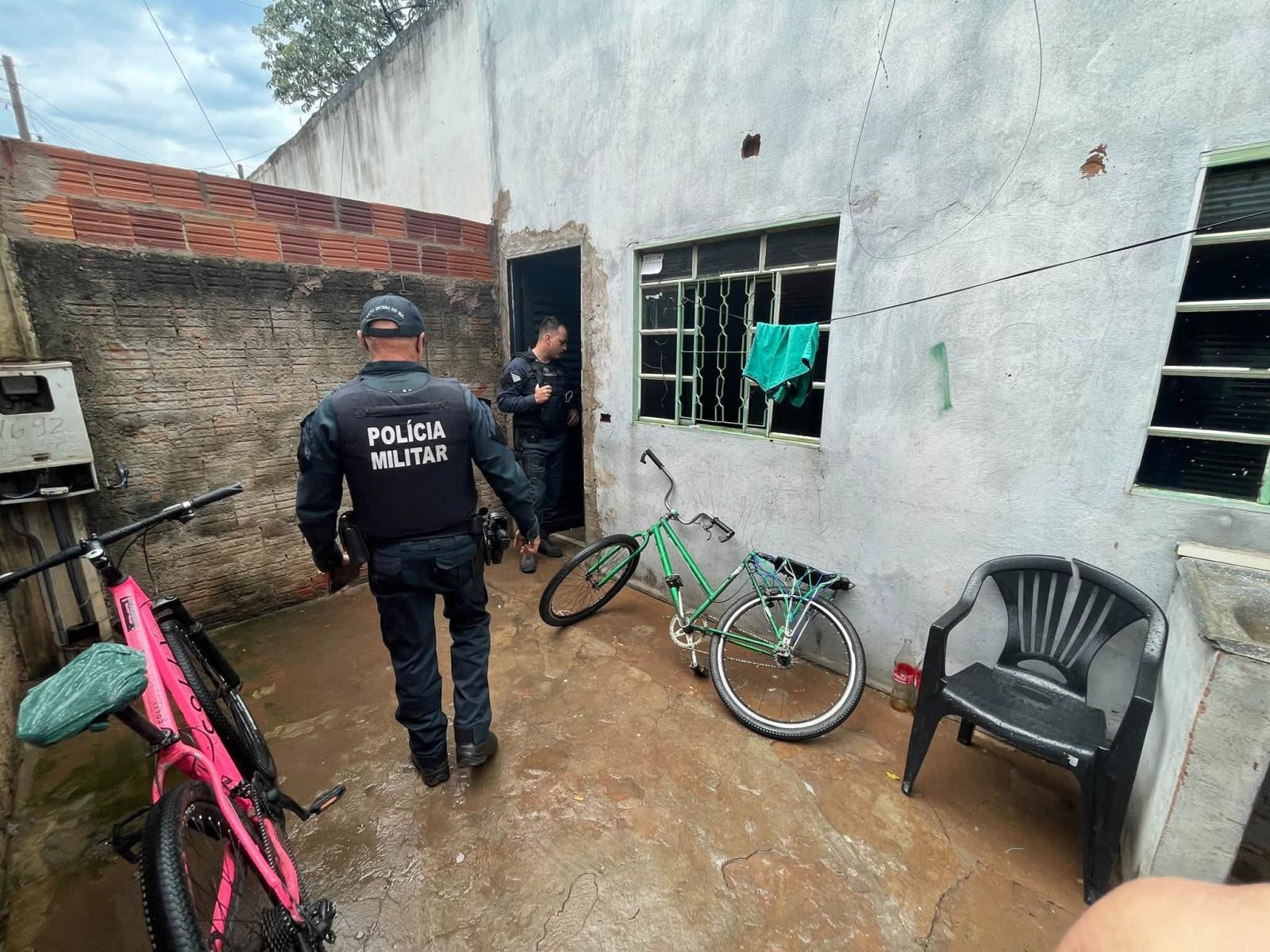VEJA O VÍDEO: Algema erótica, brinquedo de sex shop e drogas são encontrados em ocorrência inusitada em Três Lagoas; bicicleta elétrica furtada também foi recuperada VEJA O VÍDEO: Algema erótica, brinquedo de sex shop e drogas são encontrados em ocorrência inusitada em Três Lagoas; bicicleta elétrica furtada também foi recuperada