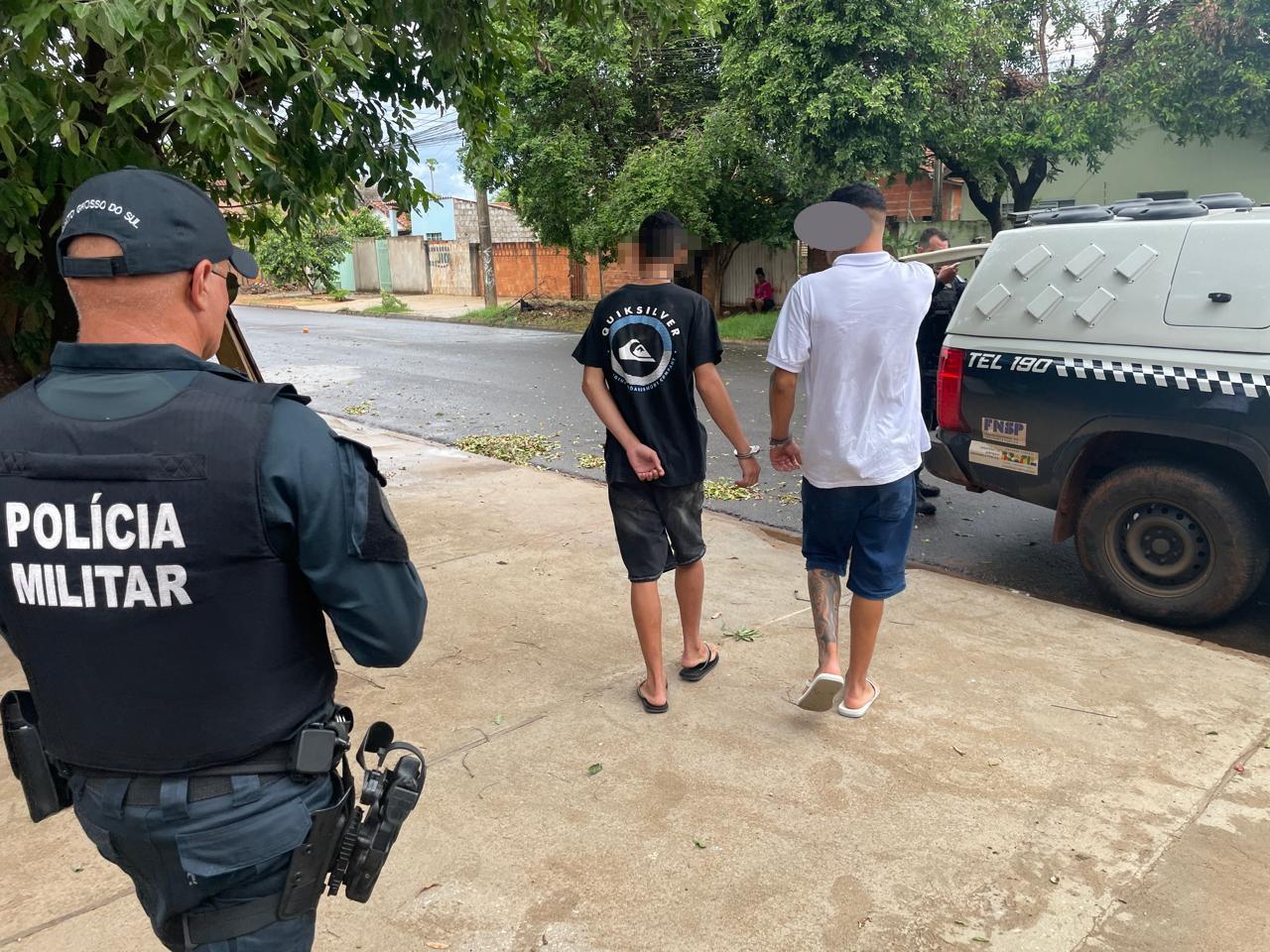 VEJA O VÍDEO: Algema erótica, brinquedo de sex shop e drogas são encontrados em ocorrência inusitada em Três Lagoas; bicicleta elétrica furtada também foi recuperada VEJA O VÍDEO: Algema erótica, brinquedo de sex shop e drogas são encontrados em ocorrência inusitada em Três Lagoas; bicicleta elétrica furtada também foi recuperada