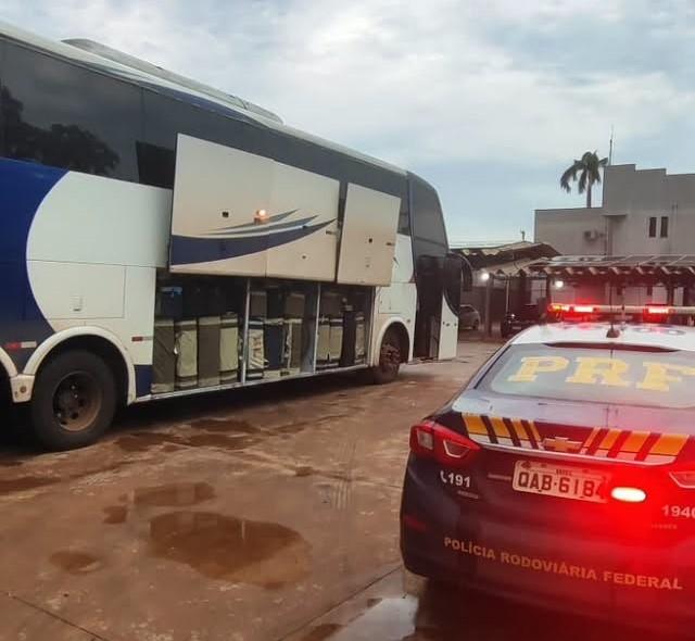 VEJA O VÍDEO: O cheiro não passou despercebido”: PRF encontra 189 volumes de perfumes e 500 maços de cigarros em ônibus na BR-262 VEJA O VÍDEO: O cheiro não passou despercebido”: PRF encontra 189 volumes de perfumes e 500 maços de cigarros em ônibus na BR-262
