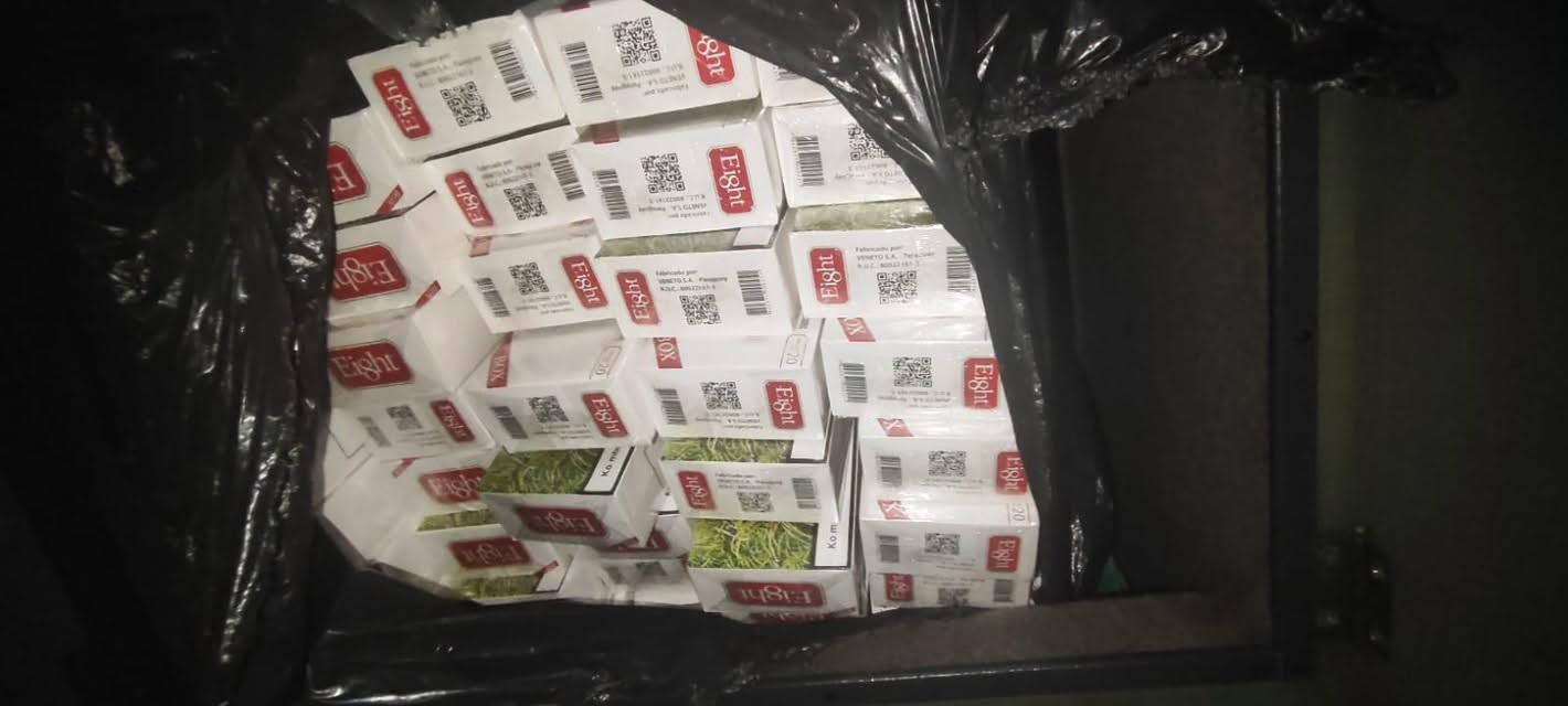 VEJA O VÍDEO: O cheiro não passou despercebido”: PRF encontra 189 volumes de perfumes e 500 maços de cigarros em ônibus na BR-262 VEJA O VÍDEO: O cheiro não passou despercebido”: PRF encontra 189 volumes de perfumes e 500 maços de cigarros em ônibus na BR-262